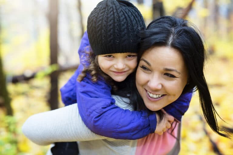 a,young,mother,playing,with,her,daughter,in,autumn,park